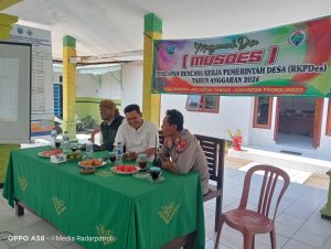 Kapolsek Tongas Hadiri Musdes Penetapan RKPDes Tahun Anggaran 2026 Di Desa Bayeman