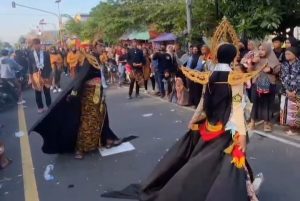 Peserta RT 14 Angkat Legenda Roro Jonggrang Dan Bandung Bondowoso Di Karnaval HUT RI Ke-80 Desa Muneng