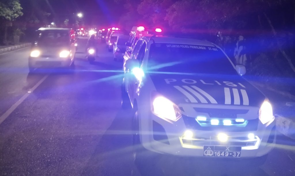 Polres Probolinggo Kawal Ambulans Bawa Korban Laka Bus Pariwisata Ke RS Bina Sehat Jember
