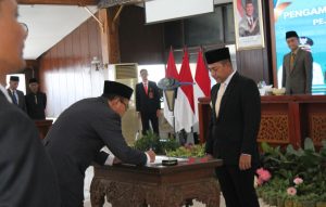 Pengambilan Sumpah/Janji Dan Pelantikan Pejabat Administrator (Eselon III) Dan Pejabat Pengawas (Eselon IV) Di Lingkungan Pemerintah Kabupaten Probolinggo Tahun 2025