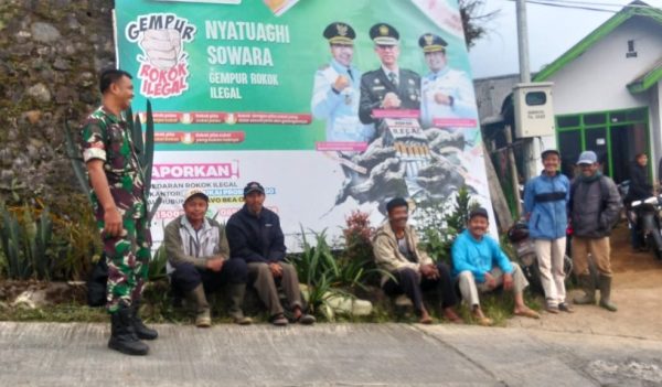 Koramil 0820-09/Lumbang Gelar Komsos Di Desa Sapih, Wujudkan Keamanan Dan Kebersihan Lingkungan