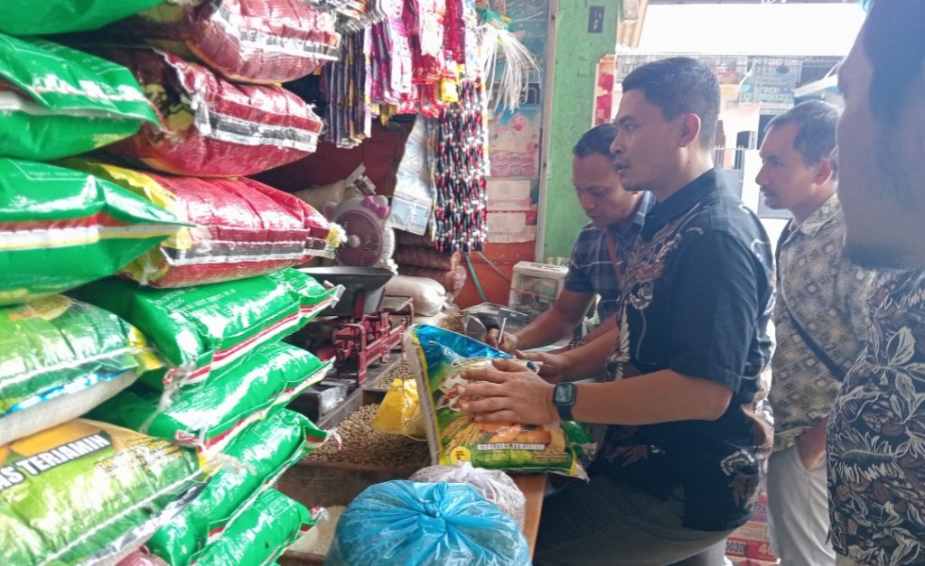 Kasat Reskrim Polres Probolinggo Kota Tinjau Langsung Harga Sembako Di Pasar Patalan, Pastikan Sesuai HET