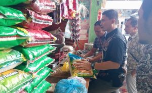 Kasat Reskrim Polres Probolinggo Kota Tinjau Langsung Harga Sembako Di Pasar Patalan, Pastikan Sesuai HET