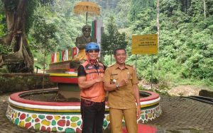 Camat Lumbang Budi Utomo Sambut Kedatangan Mantan Kapolri Jenderal Sutarman Bersama Keluarga Di Mada Karipura