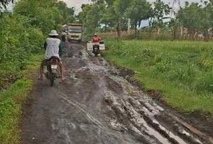 Warga Keluhkan Jalan Kabupaten Di Sumberejo Kembali Macet, Harap Bupati Probolinggo Turun Tangan