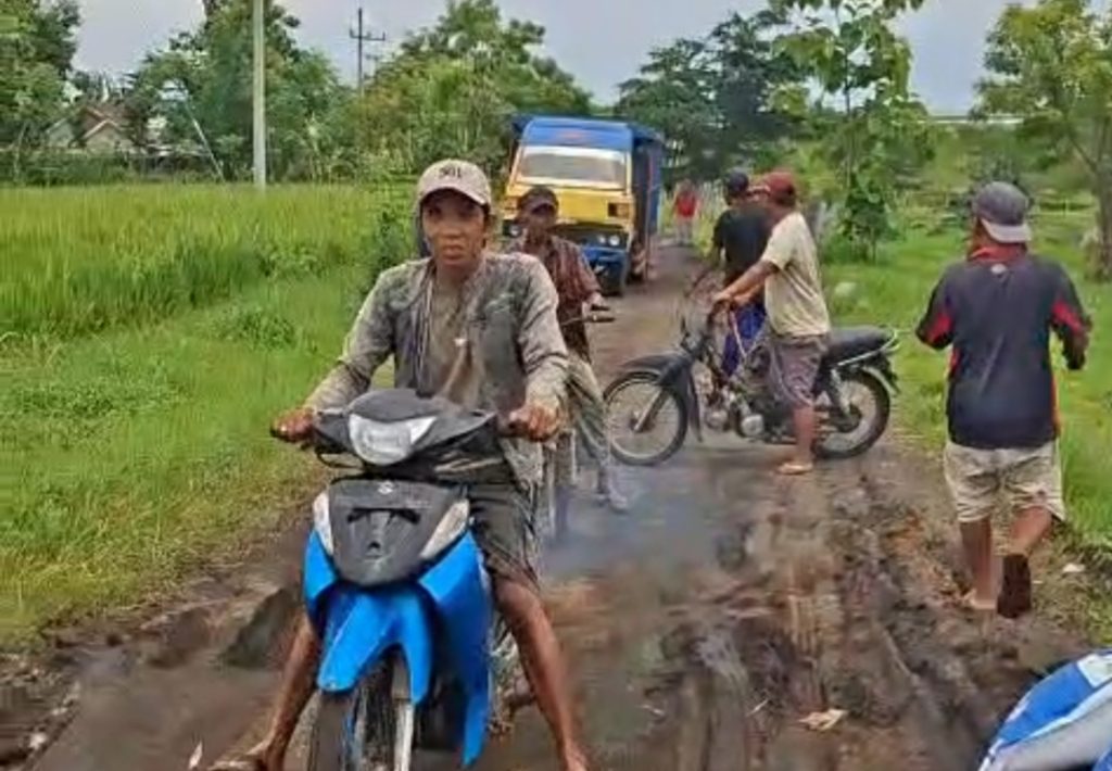 Kemacetan Kembali Terjadi Di Jalan Kabupaten Sumberejo, Warga Keluhkan Kondisi Jalan Yang Belum Tersentuh Penanganan