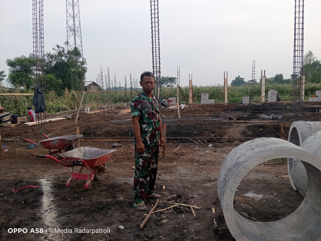 Anggota Koramil 0820-06/Sumberasih Aktif Dampingi Percepatan Pembangunan Kantor Koperasi Desa Merah Putih (KDMP) Desa Jangur