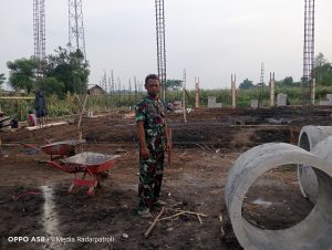 Anggota Koramil 0820-06/Sumberasih Aktif Dampingi Percepatan Pembangunan Kantor Koperasi Desa Merah Putih (KDMP) Desa Jangur