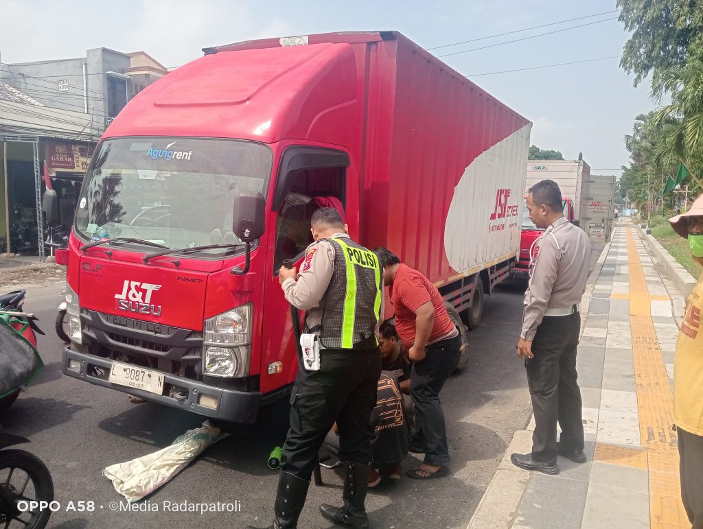Sigap Dan Humanis, Dua Anggota Satlantas Polres Probolinggo Kota Amankan Truk JNT Mogok Di Jalan Panglima Sudirman