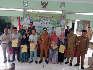 Kecamatan Lumbang Gelar Penyerahan Sertifikat Hak Atas Tanah Lintas Sektor Bagi 25 UMKM