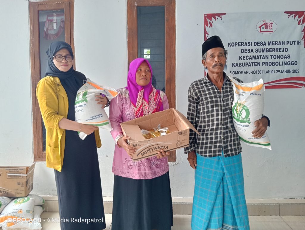 Desa Sumberrejo Salurkan Bantuan Pangan Beras Dan Minyak Goreng Kepada 412 KPM