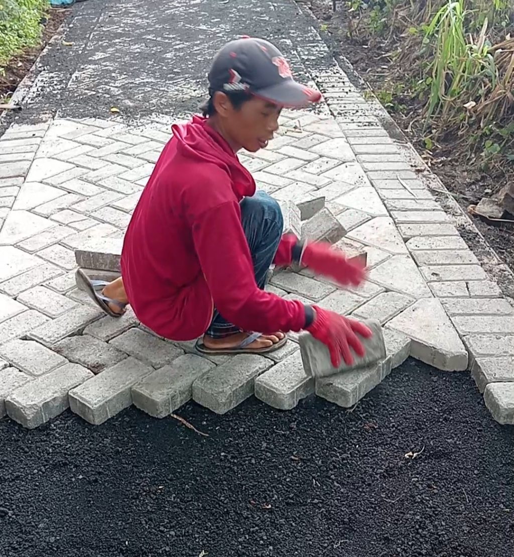Peran Aktif Kepala Desa Wonorejo Siti Sahada dalam Pembangunan Pavingisasi Dusun Krajan RT 03 RW 02