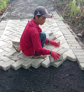 Peran Aktif Kepala Desa Wonorejo Siti Sahada dalam Pembangunan Pavingisasi Dusun Krajan RT 03 RW 02
