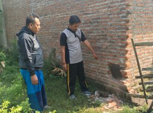 Kanit Reskrim Polsek Sumberasih Datangi TKP Pencurian Motor Megapro Yang Dibobol Lewat Tembok Samping