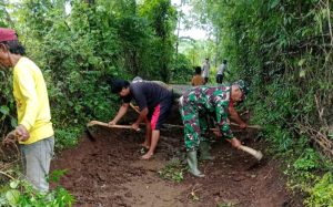 Koramil 0820-07/Wonomerto Pelopori Karya Bakti Bersihkan Jalan Desa Wonorejo