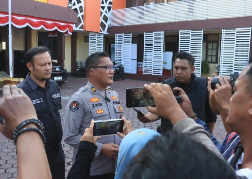 Saat Seorang Wartawan Mewawancarai Dan Mendengarkan Peran Profesional Yang Berimbang