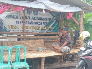 Mengabdi Lewat Amal Jariah, Kades Nijar Pohsangit Ngisor Turun Langsung Terkait Pembangunan Pagar Makam