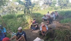 Kepala Desa Sumberrejo Bersama Warga Gelar Kerja Bhakti Bangun Plengsengan Antisipasi Banjir