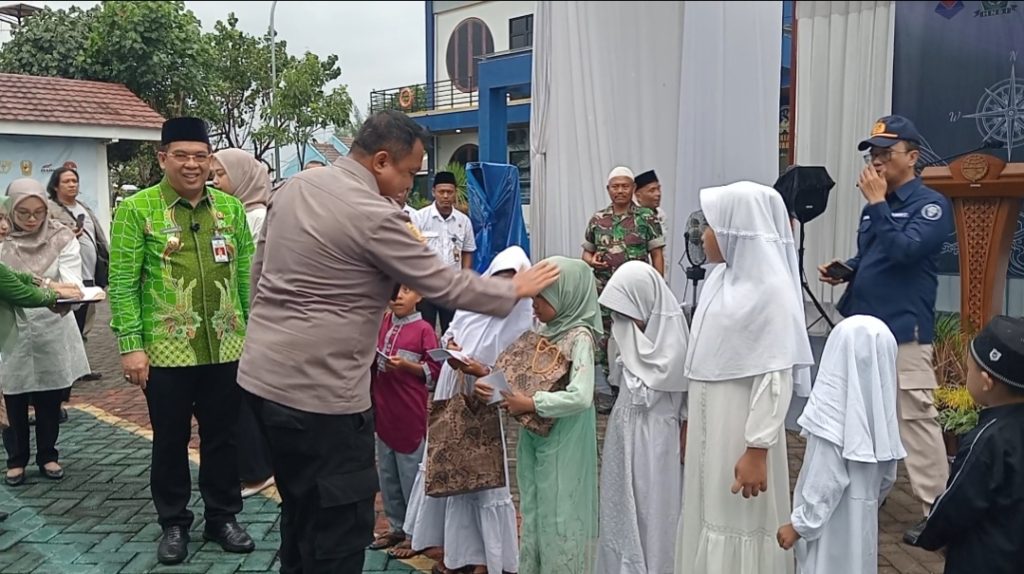 Kapolsek Mayangan Hadiri Kegiatan KSOP Kelas IV Probolinggo Gelar Doa Bersama Dan Santuni 60 Anak Yatim