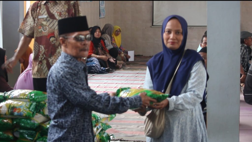 Ramadhan Penuh Berkah, Kades Sumberkedawung Bagikan Zakat kepada 230 Penerima