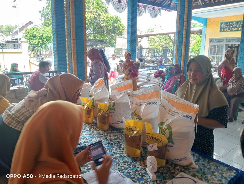 Pemdes Curah Dringu Salurkan Bantuan Beras Dan Minyak Goreng untuk 331 KPM, Bulog Turun Langsung