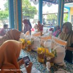 Pemdes Curah Dringu Salurkan Bantuan Beras Dan Minyak Goreng untuk 331 KPM, Bulog Turun Langsung