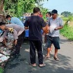 Polsek Kademangan dan Warga Gotong Royong Bersihkan Sampah Di Jalan Cisadane Pohsangit Kidul