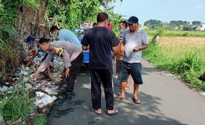 Polsek Kademangan dan Warga Gotong Royong Bersihkan Sampah Di Jalan Cisadane Pohsangit Kidul