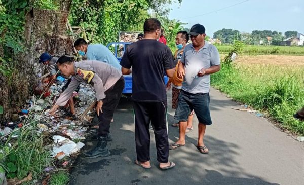 Polsek Kademangan dan Warga Gotong Royong Bersihkan Sampah Di Jalan Cisadane Pohsangit Kidul