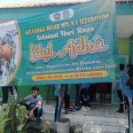 MTsN 1 Panji Situbondo Bagikan Daging Kurban kepada Tukang Becak Dan Siswa Kurang Mampu