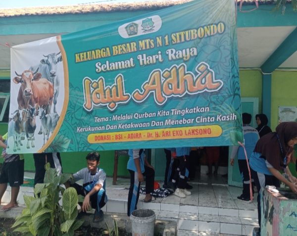 MTsN 1 Panji Situbondo Bagikan Daging Kurban kepada Tukang Becak Dan Siswa Kurang Mampu