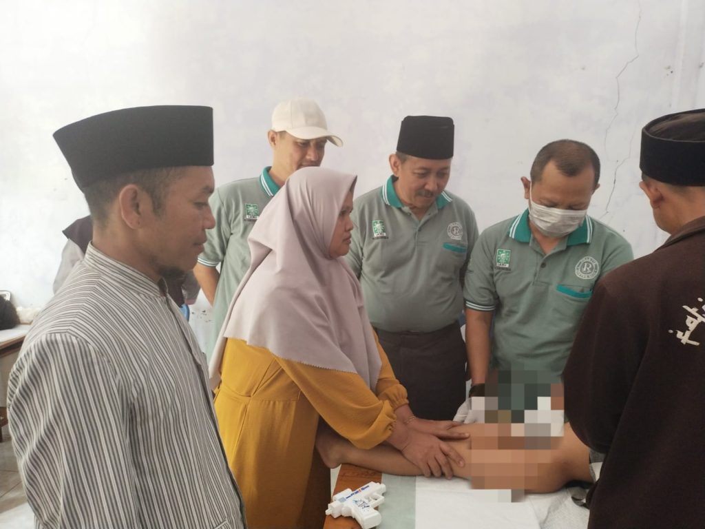 91 Anak Ikuti Khitan Massal Gratis Sambut HUT ke-81 RI, LKNU Kraksaan dan Baznas Hadirkan Layanan Kesehatan