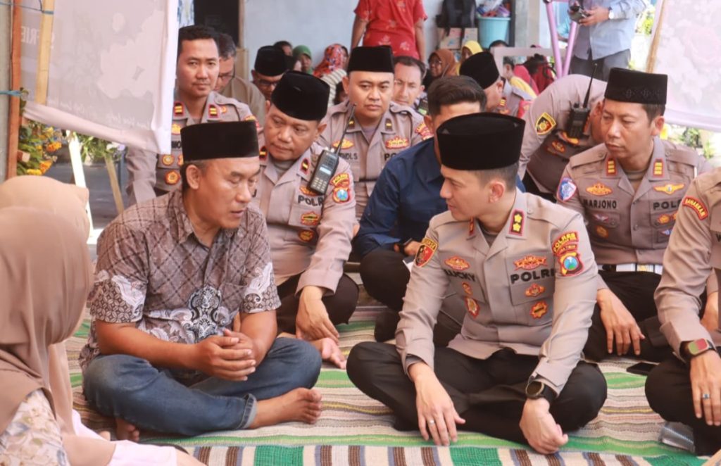 Kapolres Probolinggo Kota AKBP Lucky Permana Putra Takziah ke Rumah Duka Sefriel Ardiansyah, Sampaikan Belasungkawa