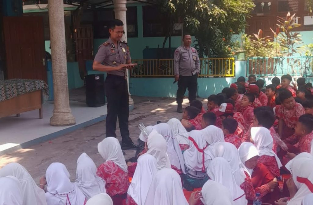 Cegah Bullying Sejak Dini, Polsek Tongas Berikan Edukasi kepada Siswa SDN 1 Tongas Wetan