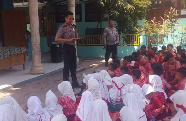 Cegah Bullying Sejak Dini, Polsek Tongas Berikan Edukasi kepada Siswa SDN 1 Tongas Wetan